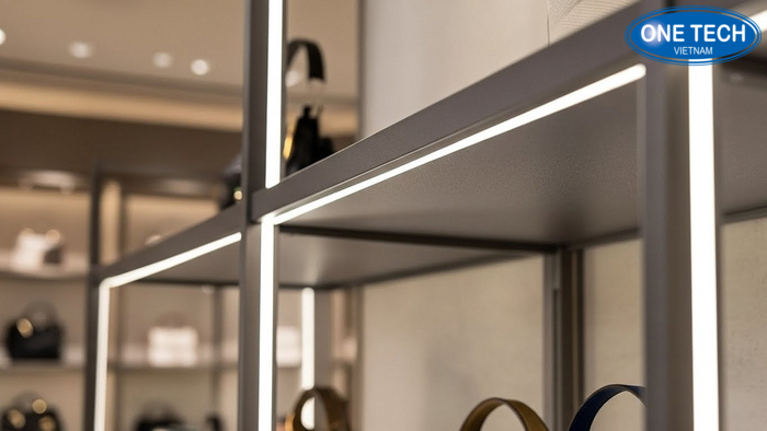 Cận nguồn sáng LED hắt kệ trưng bày túi xách