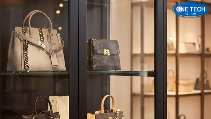 Cận cảnh túi xách trưng trong tủ kính giảm bụi và nổi bật chi tiết