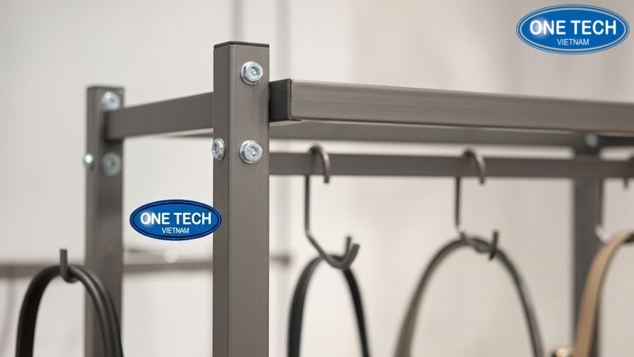 Cận chi tiết kỹ thuật kệ: chân trụ, mâm tầng, móc treo và liên kết bulong