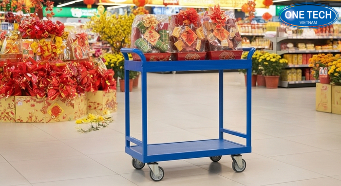 Kệ xe đẩy trưng bày giỏ quà Tết linh hoạt di chuyển Kệ xe đẩy trưng bày giỏ quà Tết có bánh xe và khóa an toàn