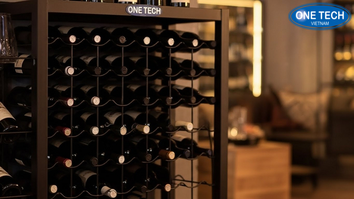 Cận cảnh ô chia của kệ đứng trưng bày rượu giúp chai cố định