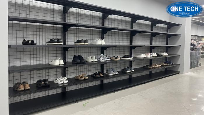 Mẫu kệ siêu thị lưng lưới dùng để trưng bày dép và giày phổ thông
