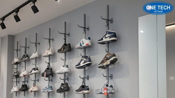 Hệ thống móc treo tường trưng bày giày sneaker độc đáo