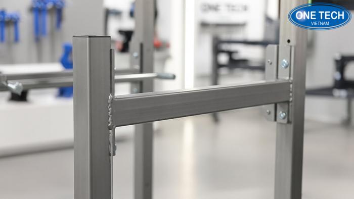 Tiêu chí chọn kệ trưng bày máy móc chất lượng Kiểm tra độ dày và chất lượng sơn tĩnh điện của kệ trưng bày