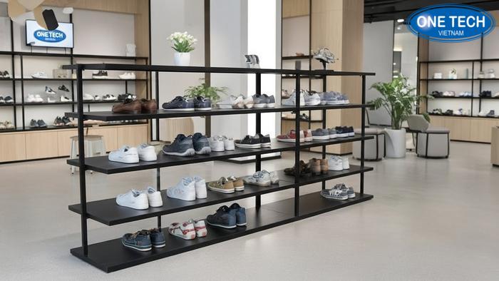 Không gian showroom giày dép chuyên nghiệp với hệ thống kệ trưng bày hiện đại