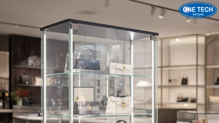 Tủ kính có LED hắt cạnh trưng bày túi xách tạo cảm giác cao cấp