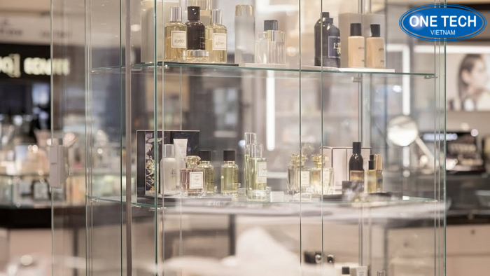 Tủ kính trưng bày nước hoa kết hợp đèn LED tạo sự sang trọng và bảo vệ sản phẩm