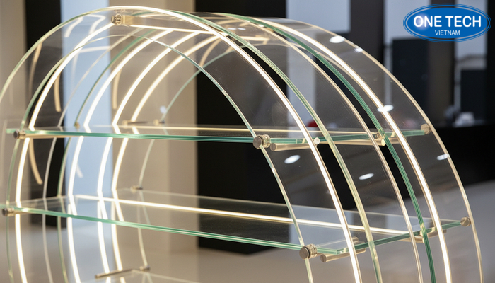 Chi tiết kệ trưng bày yến sào Cận cảnh chi tiết cấu tạo kệ trưng bày yến sào gồm kính, LED, phụ kiện và bề mặt hoàn thiện