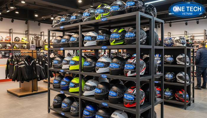 Kệ đứng đa tầng trưng bày nhiều mũ bảo hiểm cho cửa hàng