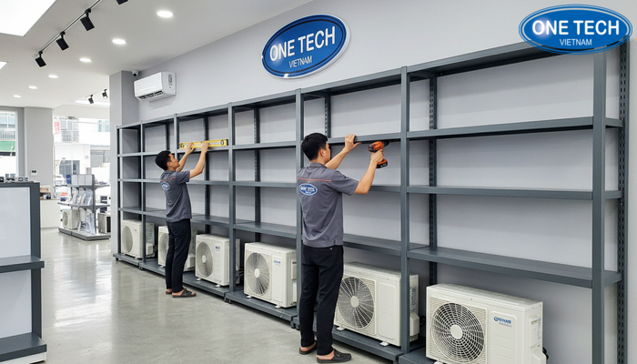 Thi công kệ trưng bày điều hoà tại showroom Hình ảnh thi công lắp đặt kệ trưng bày điều hoà tại điểm bán, căn chỉnh thẳng hàng và kiểm tra tải