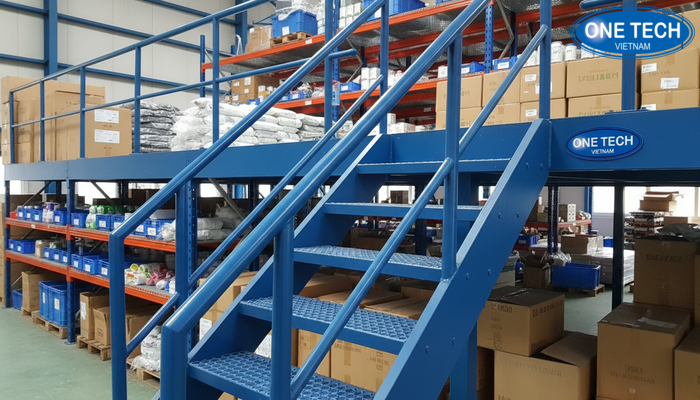 Chi tiết lan can và cầu thang trong hệ kệ tầng lửng công nghiệp giúp vận hành an toàn