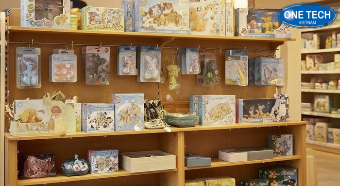 Kệ gỗ đa năng có ngăn kéo và móc treo trưng bày đồ chơi cho bé