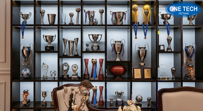 Kệ gỗ trưng bày cúp trang trọng Kệ gỗ trưng bày cúp cho phòng truyền thống, phong cách trang trọng