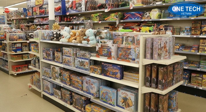 Mẫu kệ trưng bày đồ chơi trẻ em bố trí tại cửa hàng thực tế, gọn gàng và bắt mắt
