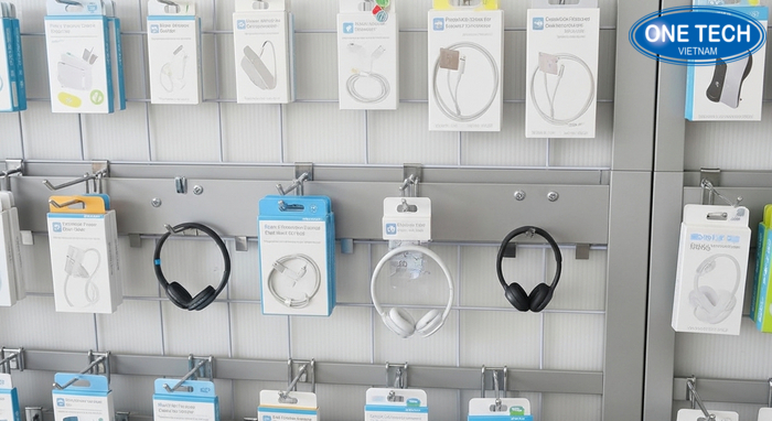 Bố trí móc treo khoa học giúp khách dễ chọn cáp sạc tai nghe