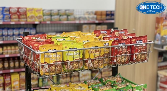 Kệ giỏ inox trưng bày mì tôm dạng gói lẻ, dễ lấy hàng