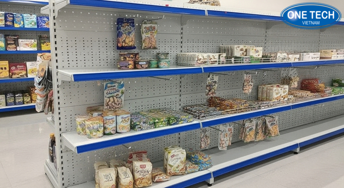 Kệ tôn đục lỗ trưng bày hàng tạp hóa Kệ tôn đục lỗ kết hợp móc treo giúp trưng bày linh hoạt