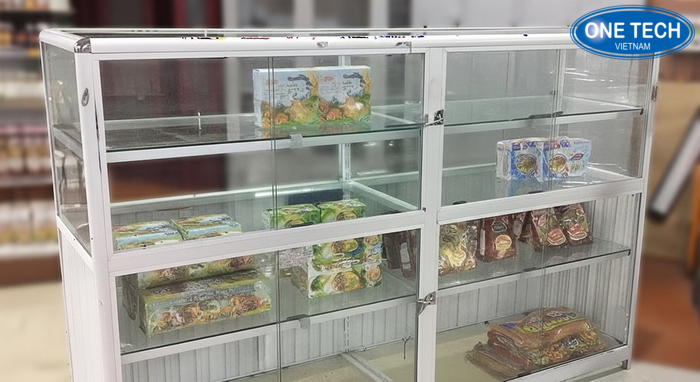 Kệ kính trưng bày hàng tạp hóa Kệ kính chống bụi giúp bảo quản và trưng bày sạch sẽ