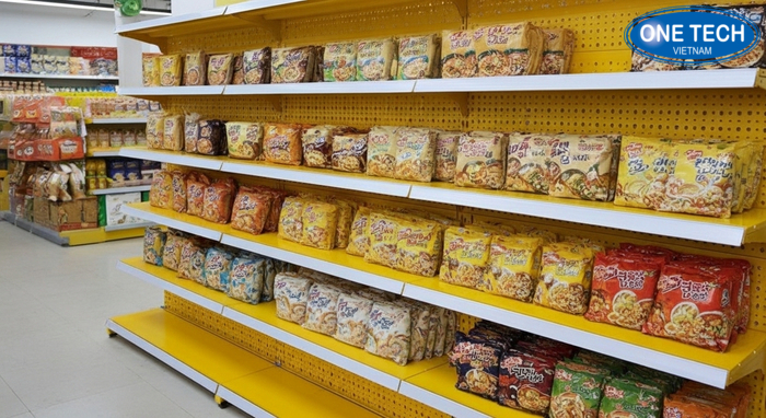 Kệ thép sơn tĩnh điện trưng bày mì tôm theo tầng phẳng gọn gàng