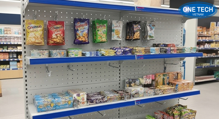 Kệ tôn đục lỗ cho cửa hàng tạp hóa Kệ tôn đục lỗ giúp treo móc và trưng bày hàng gói nhỏ