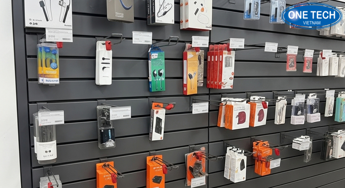 Kệ treo phụ kiện điện thoại tiện lợi với nhiều móc treo và khoảng cách hợp lý