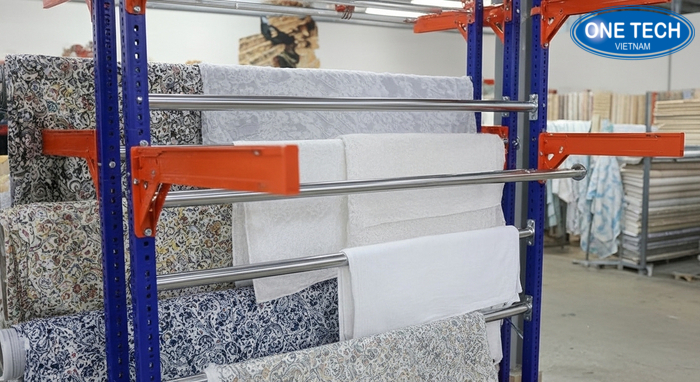 Kệ treo vải đa năng Kệ treo vải đa năng với thanh treo dài, dễ thao tác treo và lấy vải