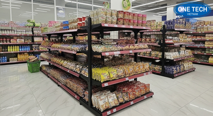 Kệ trưng bày mì tôm tại cửa hàng thực tế, sắp xếp gọn theo tầng