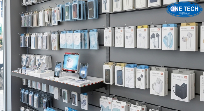 Tổng quan kệ trưng bày phụ kiện điện thoại với móc treo và khay để hàng